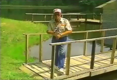 Pescador apoyándose en barandilla que se rompe