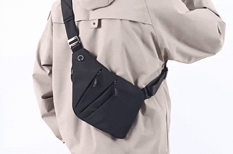 Mochila bandolera urbana en uso
