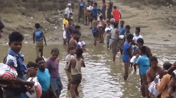 Rohingyas Form Human Chain to Pass Critically Needed Supplies Into Myanmar