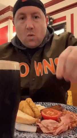 'Heaven': Man Enjoys First Pint of Guinness After Reopening of London Pubs