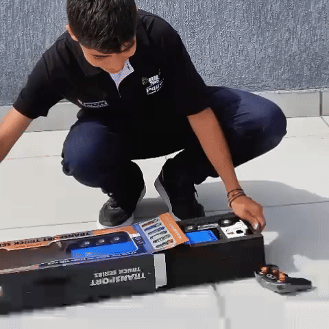 Niño jugando con volqueta a control remoto