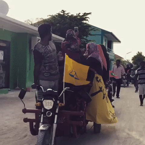 Motorcade Travels Through Island of Thulhaadhoo to Protest State of Emergency