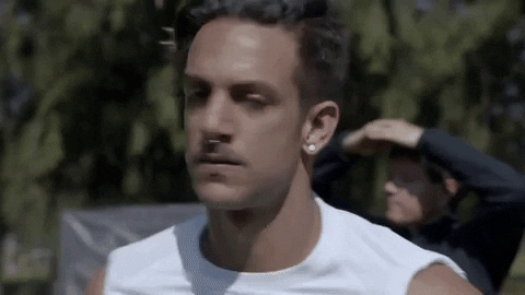 desesperado club de cuervos GIF