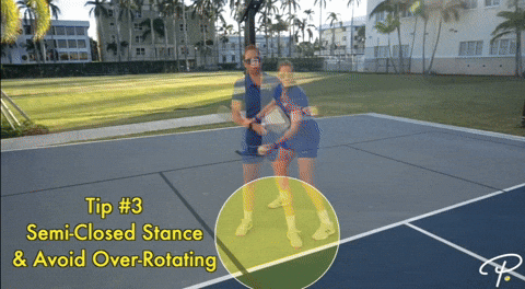 loi-xoay-nguoi-qua-muc-khi-giao-bong-pickleball