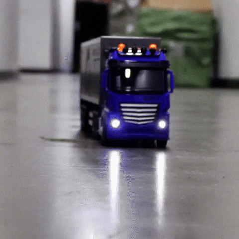 Niño jugando con tractomula a control remoto