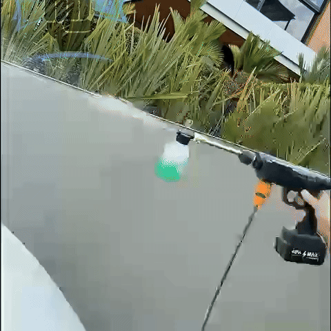 Hidrolavadora inalámbrica en uso - GIF 1