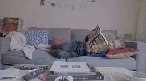 Quelle couleur de coussin pour un canapé gris foncé ?