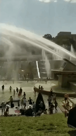 People Flock to France's Trocadero Fountain During Record Heat