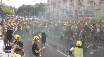 Forest Firefighters Descend on Madrid to Protest For Better Working Conditions