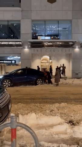 Driver Stuck in Snow Gets a Helping Hand in Vancouver