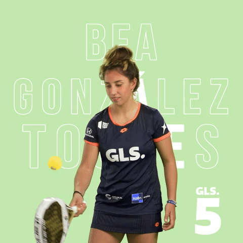 Bea GonzΓ‘lez haciendo toques