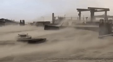 High Winds Create Dust Storm on Dutch Beach