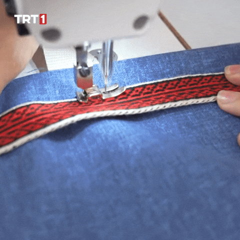 Costume Assemble GIF by TRT