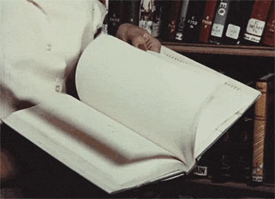 Pessoa folheando um livro rapidamente, simbolizando busca por ideias