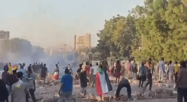 Soldiers Fire Tear Gas at Anti-Military Protesters in Khartoum After Prime Minister Reinstated