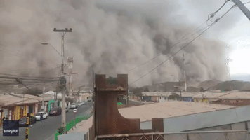 Local Woman Describes 'Astonishment and Fear' as Dust Storm Engulfs Chilean City