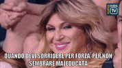 isola dei famosi kiss GIF by SuperGuidaTv