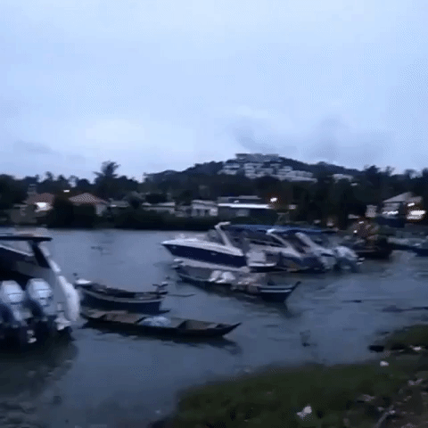 Tourists Flee Resort Islands as Thailand Braces for Tropical Storm Pabuk