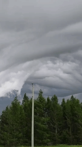 Rare Wavy Clouds Seen in Southern Ontario