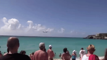 This Low Flying Plane Landed Just Feet From the Beach