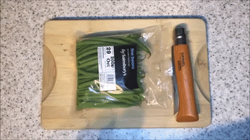 Guy Shows How to Quickly Prepare Green Beans