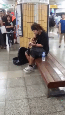 Subway Busker Gets Korean Crowds to Sing Along