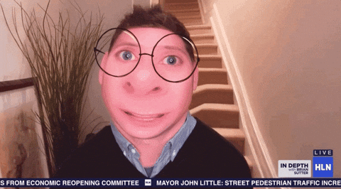 Un homme avec un filtre de grosse lunette qui parle 