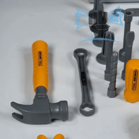 Niños jugando con kit de herramientas infantil