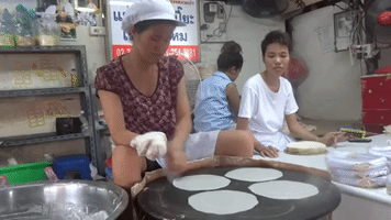 Bangkok Street Vendor Shows Incredible Skill In Making Rice Sheets