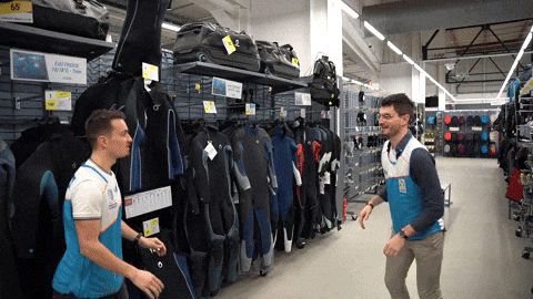 funcionários da decathlon comemorando