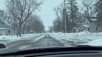 Snow Builds Up in Eastern Wisconsin During Winter Storm