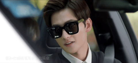 wei wei yi xiao hen qing cheng GIF