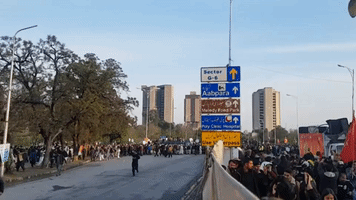 Islamist Counter-Protesters Pelt International Women's Day Marchers With Rocks in Islamabad