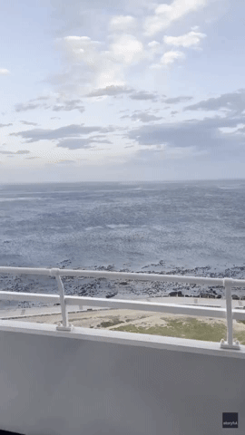 Strong Winds Reverse Tide in Cape Town