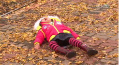 Video gif. On a brick walkway with fallen leaves scattered around, a child in a red coat lies on her back and flails around in a tantrum.


inFlux English School: Falsos cognatos em inglês