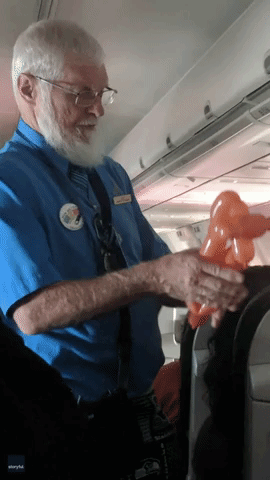 Flight Attendant Makes Balloon Animals to Entertain Passengers