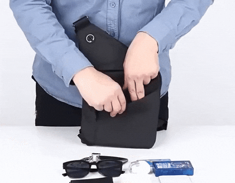 Mochila bandolera urbana en uso