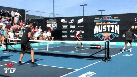 Ben Johns sử dụng cú tweener khi đang chạy quá đà về phía cuối sân