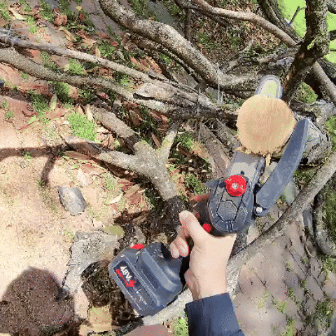 GIF de corte con mini motosierra inalámbrica