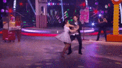 mira quien baila baile GIF by Univision Entretenimiento