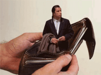 Mann schaut aus einem Geldbeutel heraus 