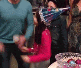 Gif d'une petite fille explose son gâteau d'anniversaire